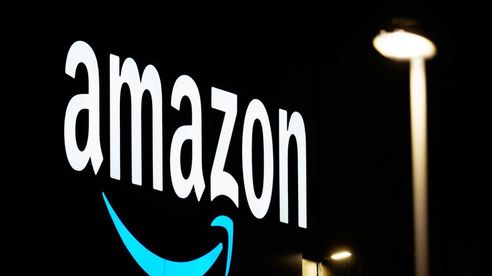 Die Arbeitsbedingungen beim weltgrößten Onlinehändler Amazon stehen bereits seit längerer Zeit in der Kritik. Nun hat sich der Konzern nach einer Twitter-Auseinandersetzung entschuldigt.