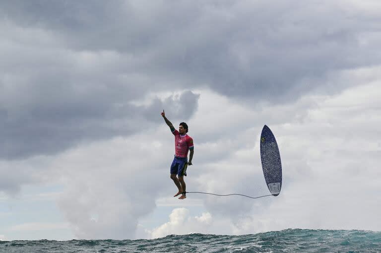 El brasileño Gabriel Medina reacciona después de recibir una gran ola en la quinta serie de la ronda 3 de surf masculino, durante los Juegos Olímpicos de París 2024