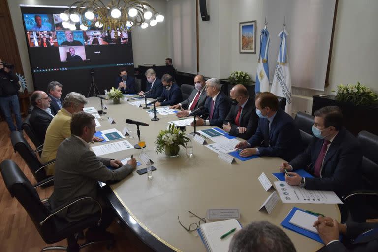 La Mesa de Enlace en el encuentro con el ministro de Agricultura, Julián Domínguez; el Jefe de Gabinete de Ministros, Juan Manzur, el ministro del Interior, Eduardo de Pedro, y los gobernadores Axel Kicillof de la provincia de Buenos Aires, Gustavo Bordet de Entre Ríos, Sergio Zilioto, de la Pampa, Omar Perotti, de Santa Fe, y Gerardo Zamora, de Santiago del Estero