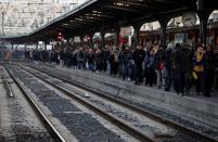 Los viajeros caminan en un andén de la estación de tren Gare de l'Est durante una huelga de todos los sindicatos de trabajadores franceses de la SNCF y de la red de transporte de París (RATP) en París como parte de un segundo día de huelga nacional y de protestas en Francia, el 10 de diciembre de 2019