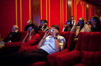 <p>01. Februar 2009: Der Präsident hieß Angestellte und ihre Familien zu einem Screening von "Men in Black 3" im Familienkino des Weißen Haus willkommen. Der Film wurde in 3D gezeigt, und der Präsident bot ihnen scherzend an, seine 3D-Brille anzuprobieren. </p>