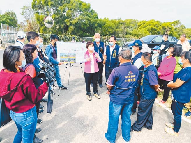 后里區舊社路跨越國道1號橋梁老舊且車流量漸多，立委楊瓊瓔21日前往會勘。（陳淑娥攝）