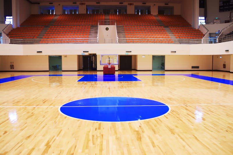 籃球館整建範圍包含籃球場地板、部分樓層廁所及給排水整修、無障礙電梯裝修、空調設備及全館線路檢修等。（取自台北市政府）