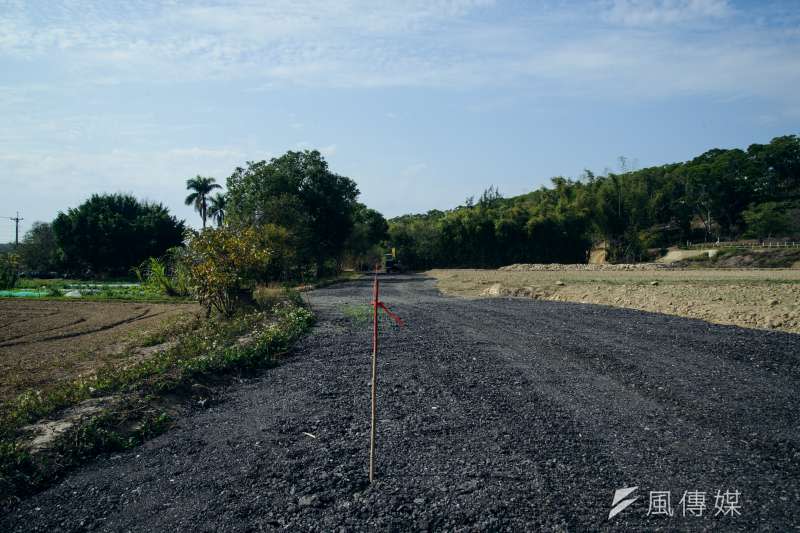 20190219-苗栗石虎專題，新開發的道路區隔了農地與正在開發的土地。（甘岱民攝）