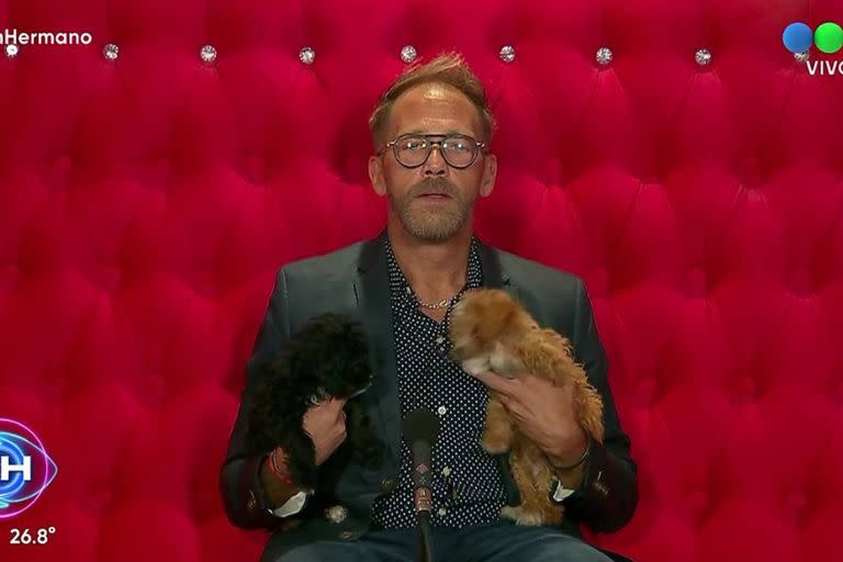 Rodolfo junto a los dos perritos de Gran Hermano, Mora y Caramelo