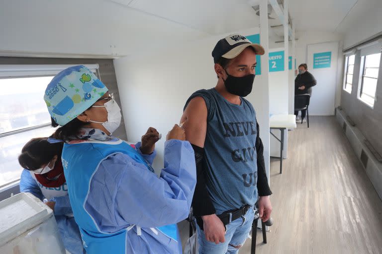 Tren Sanitario de la Provincia de Buenos Aires. Personal de salud a bordo del tren sanitario aplicaron vacunas contra la gripe y el neumococo en la estación de San Miguel del Monte.