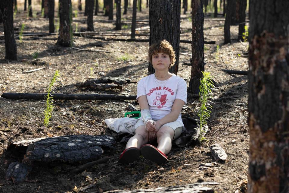 Hell (Mala Emde) hat einen Wald abgefackelt und eine seltene Krötenart vernichtet. In Staffel zwei der Serie "Oh Hell" muss sie deshalb in eine psychotherapeutische Tagesklinik - um einer härteren Strafe zu entgehen. Doch auch unter Patienten und Therapeuten richtet sie - wie gewohnt - Chaos an. (Bild: © good friends Filmproduktions GmbH)