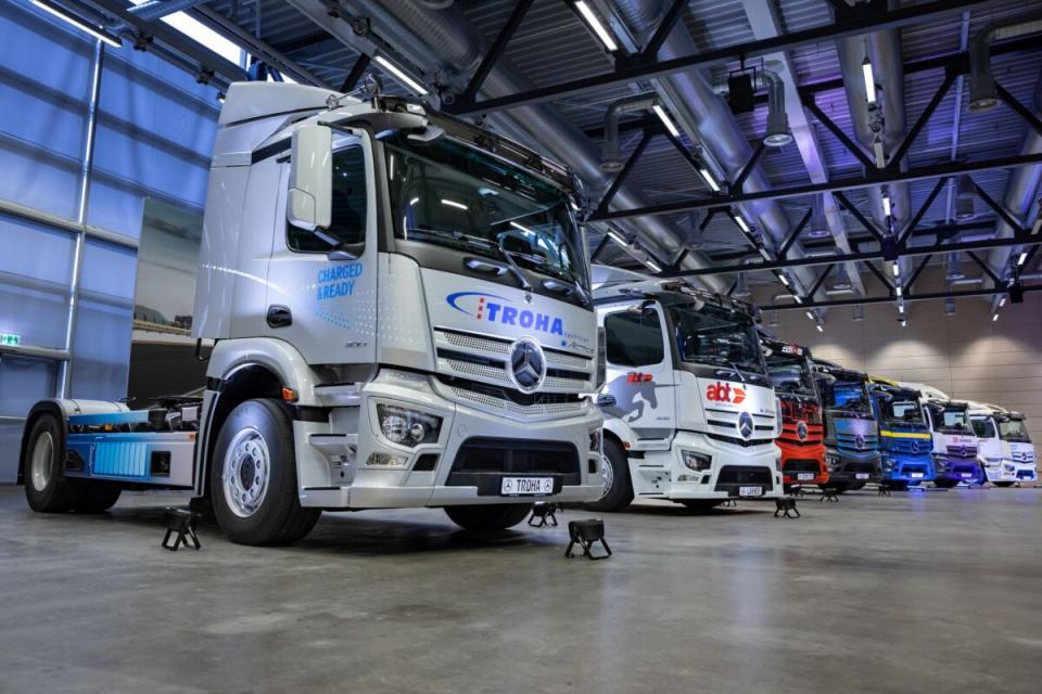 Mercedes-Benz Trucks delivered a dozen eActros 300 models in December to logistics suppliers to its plant in Wörth, Germany. (Photo: Mercedes-Benz Trucks)