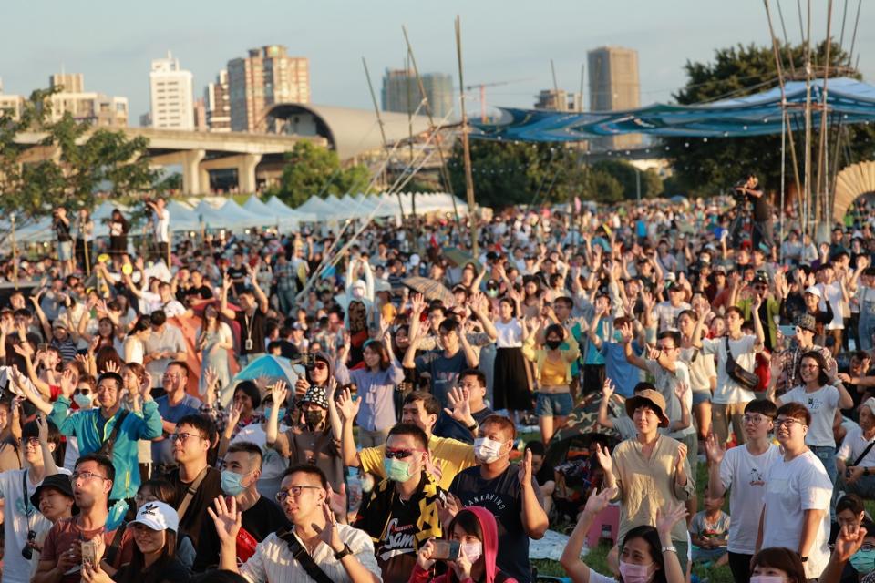 民眾在夏季的河濱綠地享受熱情四射的樂團精彩演出，還有超夯特色美食餐車讓人大飽口福。   圖：新北市觀旅局提供