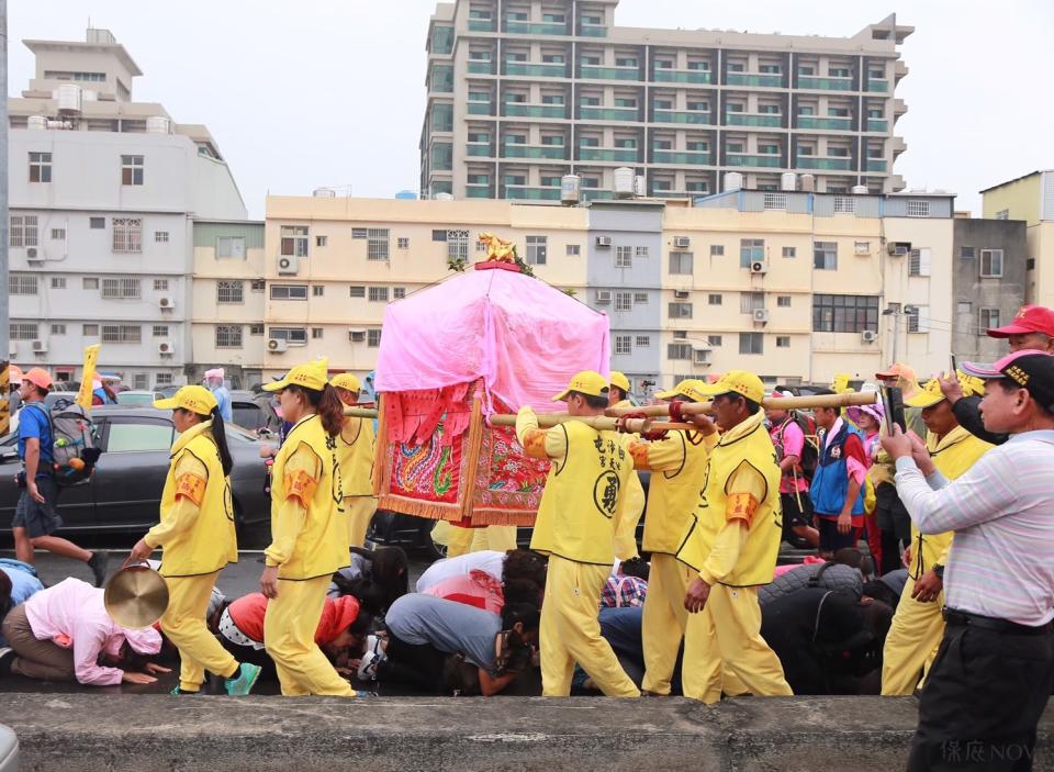 白沙屯媽祖進香途中，信眾鑽轎底祈福。（圖／保庇NOW資料圖）