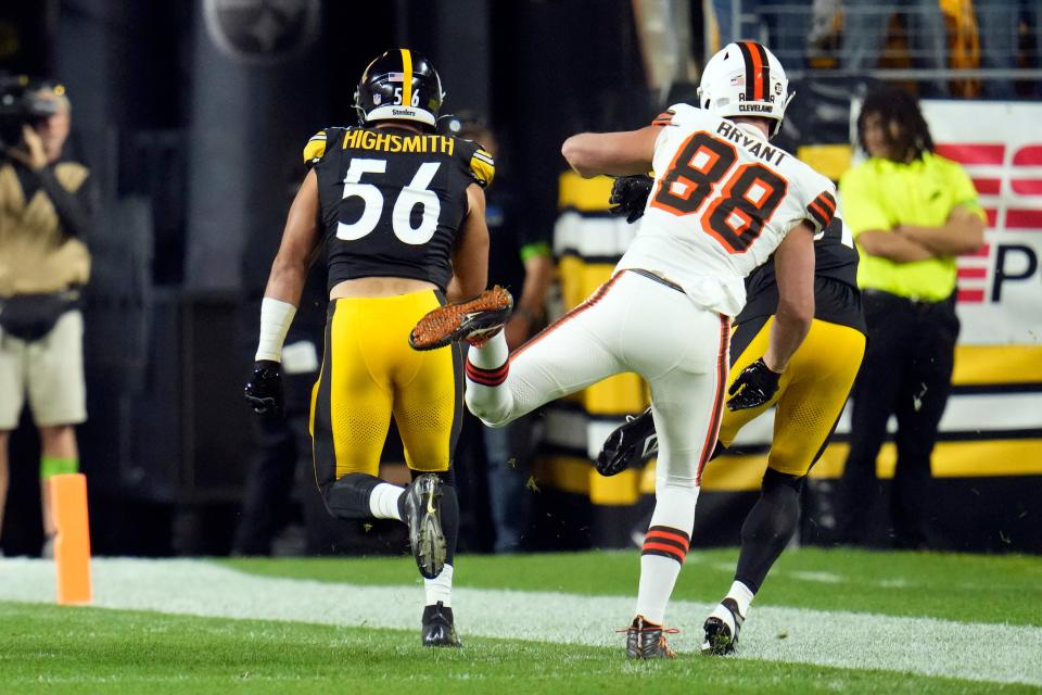 Steelers linebacker Alex Highsmith (56) runs an interception back for a touchdown past Browns tight end Harrison Bryant (88) on Sept. 18 in Pittsburgh.