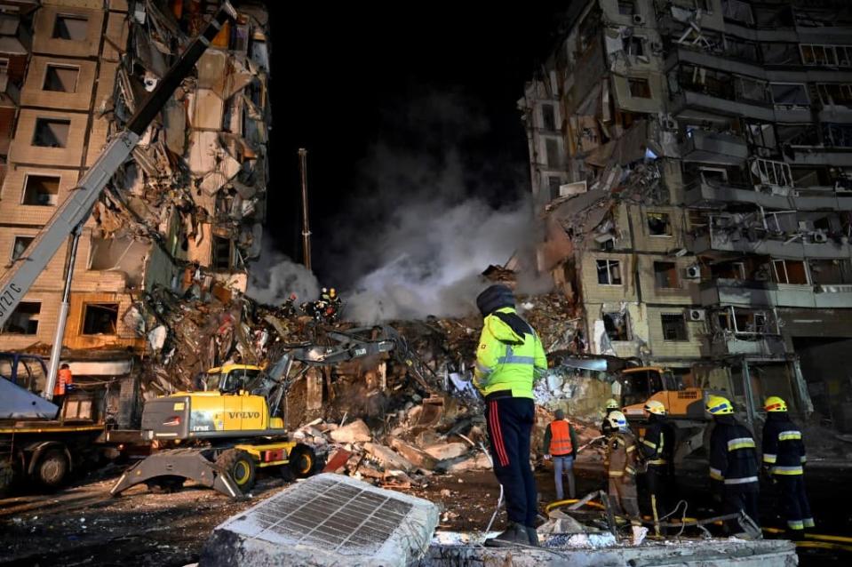 Un bâtiment résidentiel détruit après un bombardement à Dnipro, en Ukraine, le 15 janvier 2023 - SERGEI CHUZAVKOV / AFP