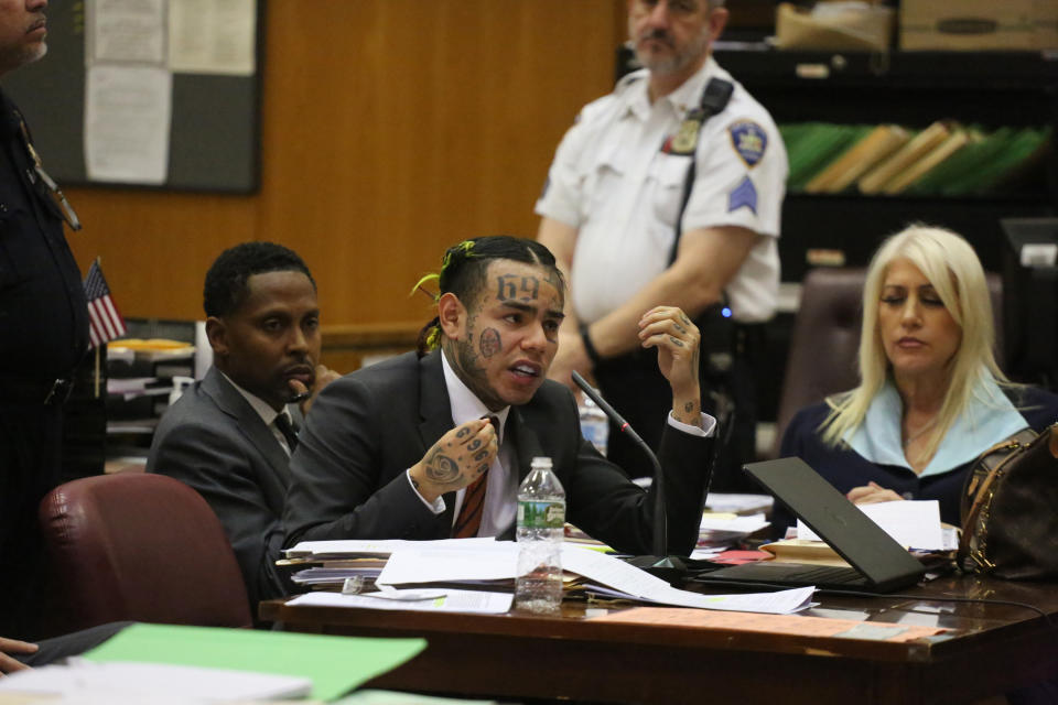 El rapero Daniel Hernández, también conocido como 6ix9ine, durante la emisión de su sentencia en el Tribunal Supremo del estado de Nueva York en Manhattan, el 26 de octubre de 2018. (Jefferson Siegel/The New York Times)