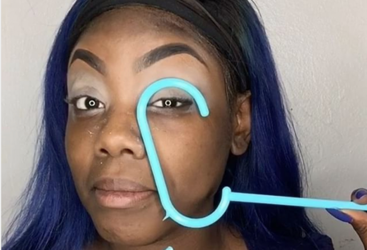 Who knew you could use a hanger to get your eyeshadow just right? (Photo: Instagram/khloedosh)