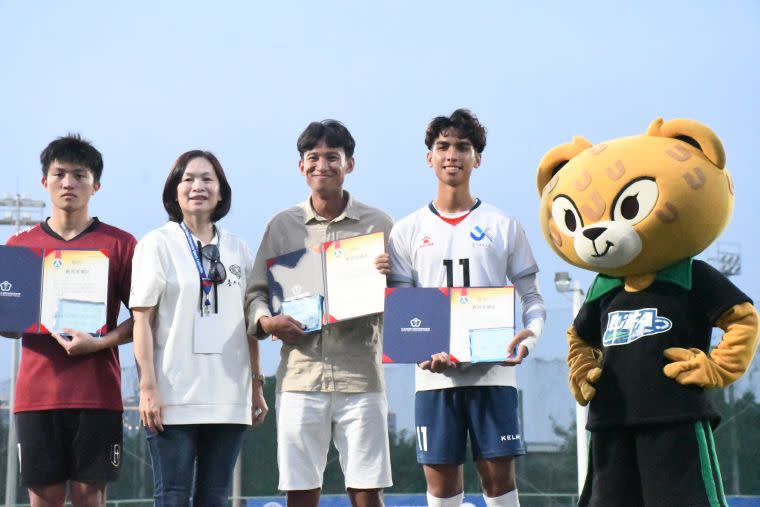 左起為銅靴獎輔大劉智文、金靴獎賴維、銀靴獎北市大林偉傑。大會提供