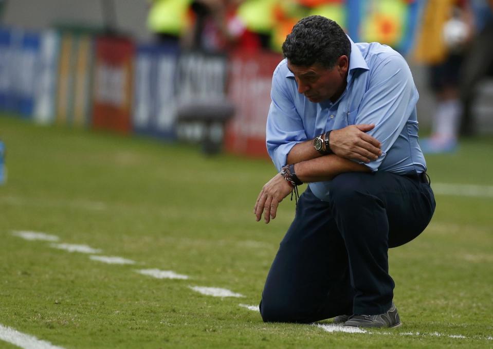 Honduras coach Luis Fernando Suarez reacts on the sidelines during their 2014 World Cup Group E soccer match against Switzerland at the Amazonia arena in Manaus June 25, 2014. REUTERS/Michael Dalder (BRAZIL - Tags: SOCCER SPORT WORLD CUP)