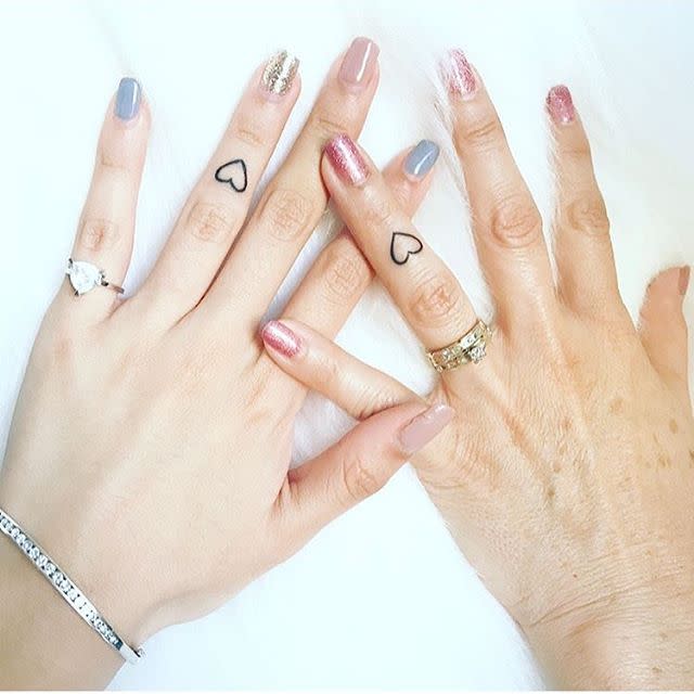 5) This Mother-Daughter Finger Tattoo