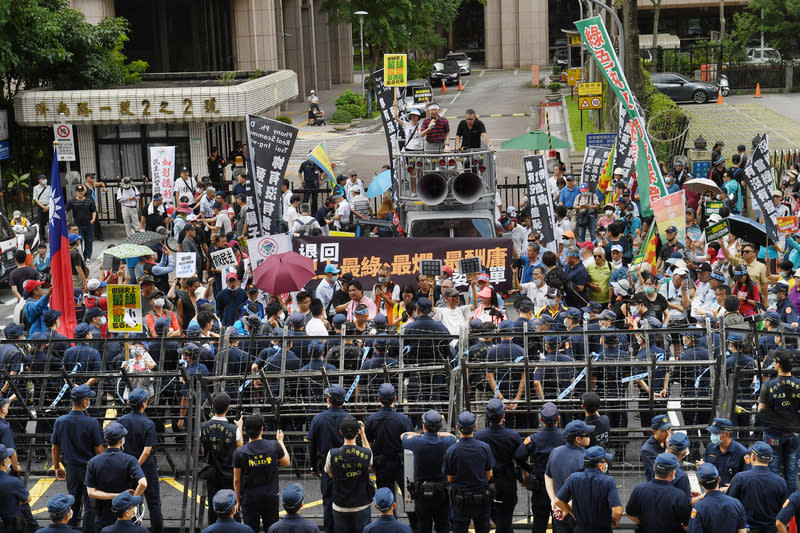 藍委占立院議場  國民黨支持者場外聲援（3） (圖)