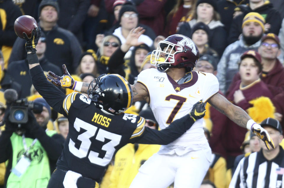 IOWA CITY, IOWA- NOVEMBER 16:  Defensive back Riley Moss #33 of the Iowa Hawkeyes breaks up a pass intended for wide receiver Chris Autman-Bell #7 of the Minnesota Gophers during the first half on November 16, 2019 at Kinnick Stadium in Iowa City, Iowa.  (Photo by Matthew Holst/Getty Images)