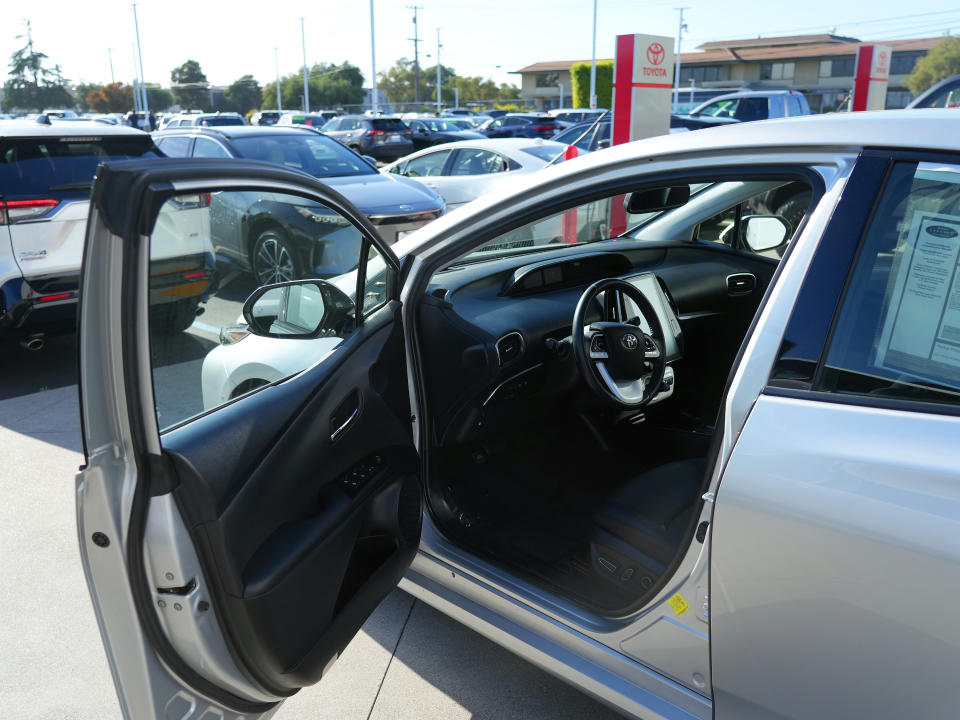 Un Prius de Toyota usado, un auto que durante mucho tiempo fue el abanderado de los híbridos, en una concesionaria de Oakland, California, el 2 de octubre de 2023. (Jim Wilson/The New York Times)
