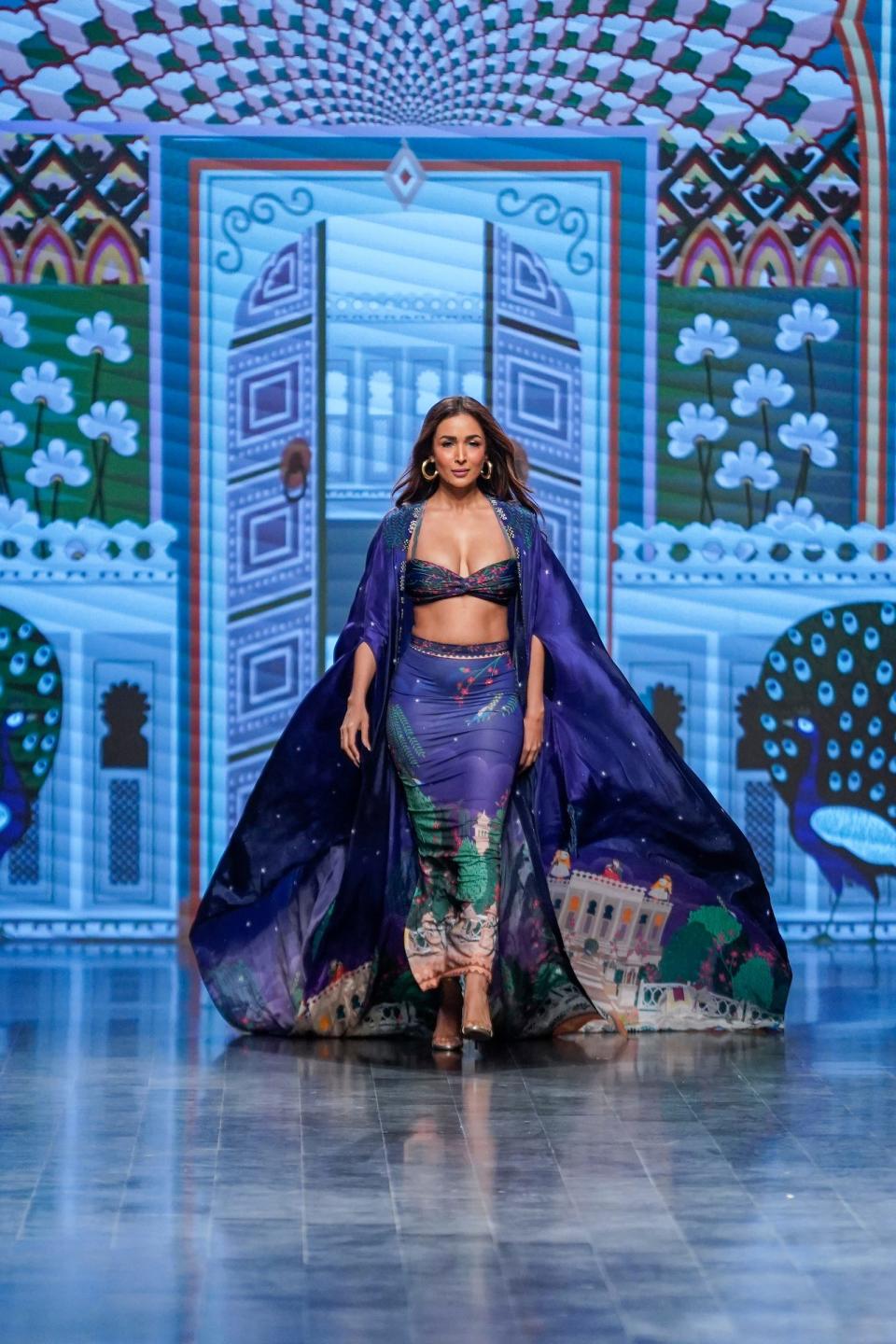 Malaika Arora walks the ramp during Iimerick show at the FDCI x Lakmé Fashion Week 2022 at Jio World Convention Centre in Mumbai, India on 14th October 2022.

Photo : FS Images / FDCI x Lakme Fashion Week / RISE Worldwide