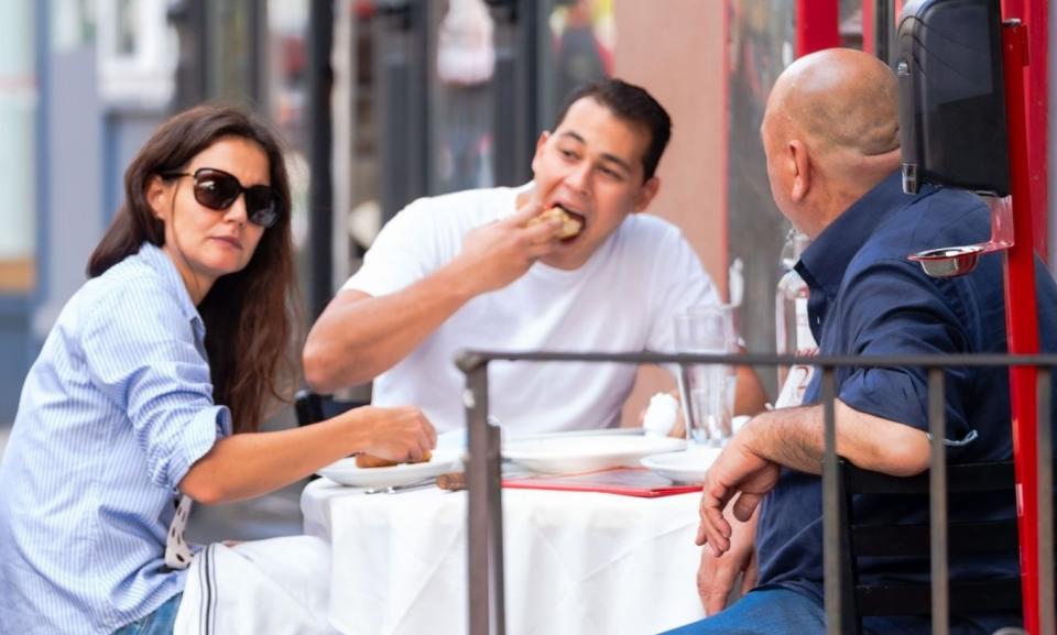 El 25 de septiembre los enamorados se dejaron ver comiendo en el restaurante familiar. A juzgar por esta instantánea, parece que la ex de Tom Cruise ya ha conocido a su nuevo suegro. (Foto: Gotham / Getty Images)