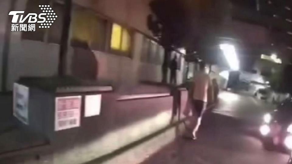 眼見男嬰情況危機，警方二話不說立刻駕駛巡邏車鳴警笛開道。（圖／TVBS）