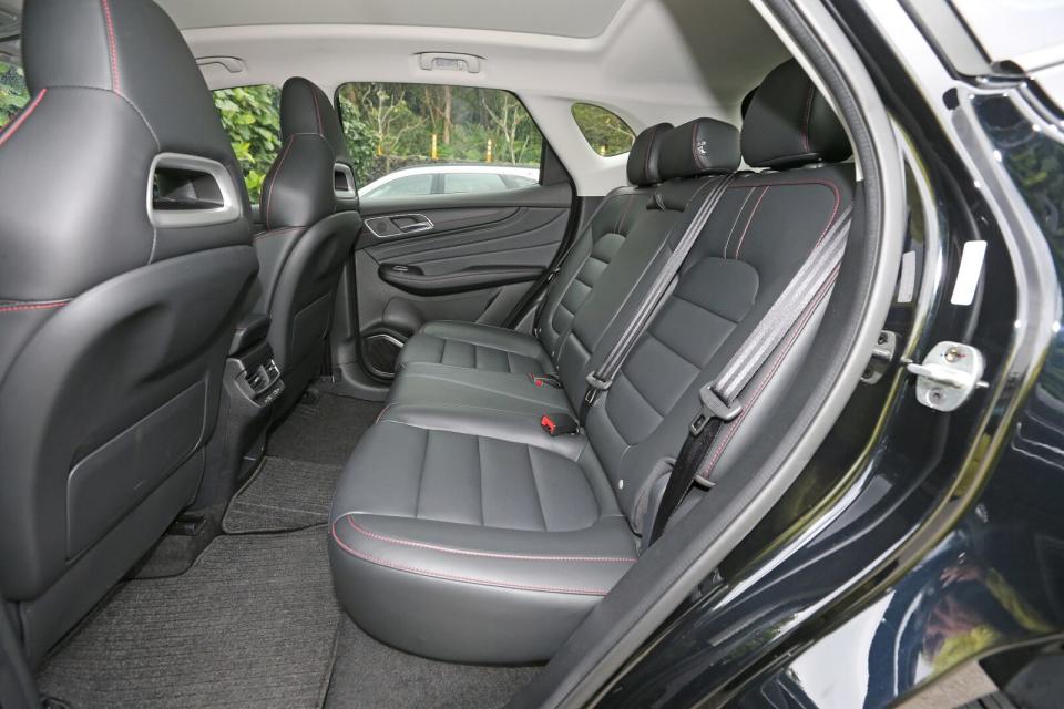 後座乘坐空間寬敞舒適，且座墊包覆性佳，椅背還具備3段斜度調整，同時還有後座出風口與兩組USB充電孔來伺候。