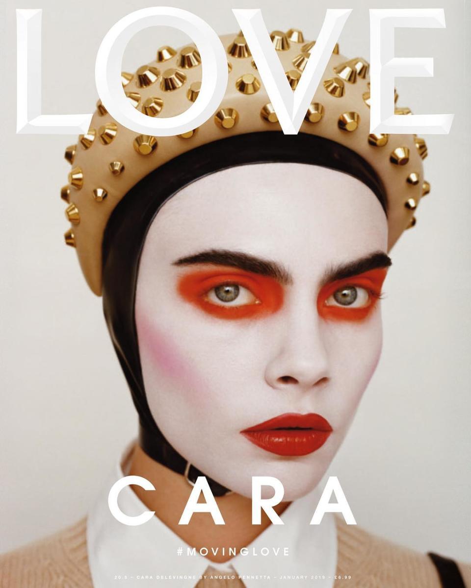 <p><span>Hier musste man schon zweimal hinsehen, um den Star auf dem Cover des “Love Magazines” zu erkennen. Cara Delevingne sah durch das dramatische Make-up völlig verändert aus, ihr Gesicht wirkte wie eine Maske. Eine nietenbesetzte Kopfbedeckung von Prada komplettierte den theatralischen Look. (Bild: Love Magazine)</span> </p>