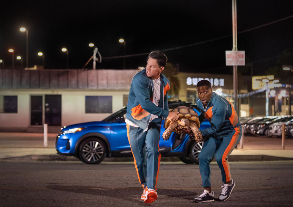 ME TIME. (L-R) Mark Wahlberg as Huck, Kevin Hart as Sonny in Me Time. Cr. Saeed Adyani/Netflix © 2022.<span class="copyright">SAEED ADYANI/NETFLIX © 2022—© 2022 Netflix, Inc.</span>