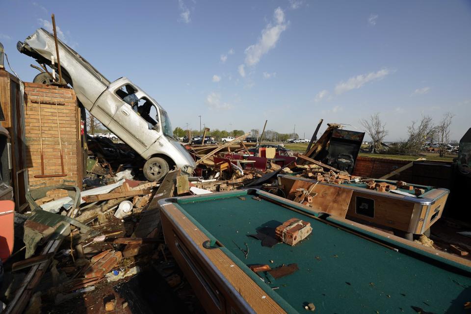 Una camioneta pickup yace dentro de los restos del restaurante Chuck's Dairy Cafe tras el paso de un tornado, el sábado 25 de marzo de 2023, en Rolling Fork, Mississippi. (AP Foto/Rogelio V. Solis)