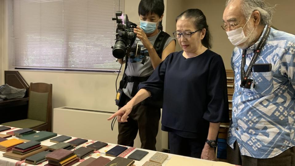 Akiko Ozu and her husband, cinematographer Koichi Furuya, at the Kamakura Museum of Literature with Yasujiro Ozu’s diaries during a location shoot for the documentary in July 2022.