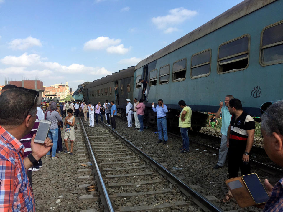 Egyptians look at the crash of two trains that collided near the Khorshid station in Egypt's coastal city of Alexandria, Egypt August 11, 2017. REUTERS/Osama Nageb