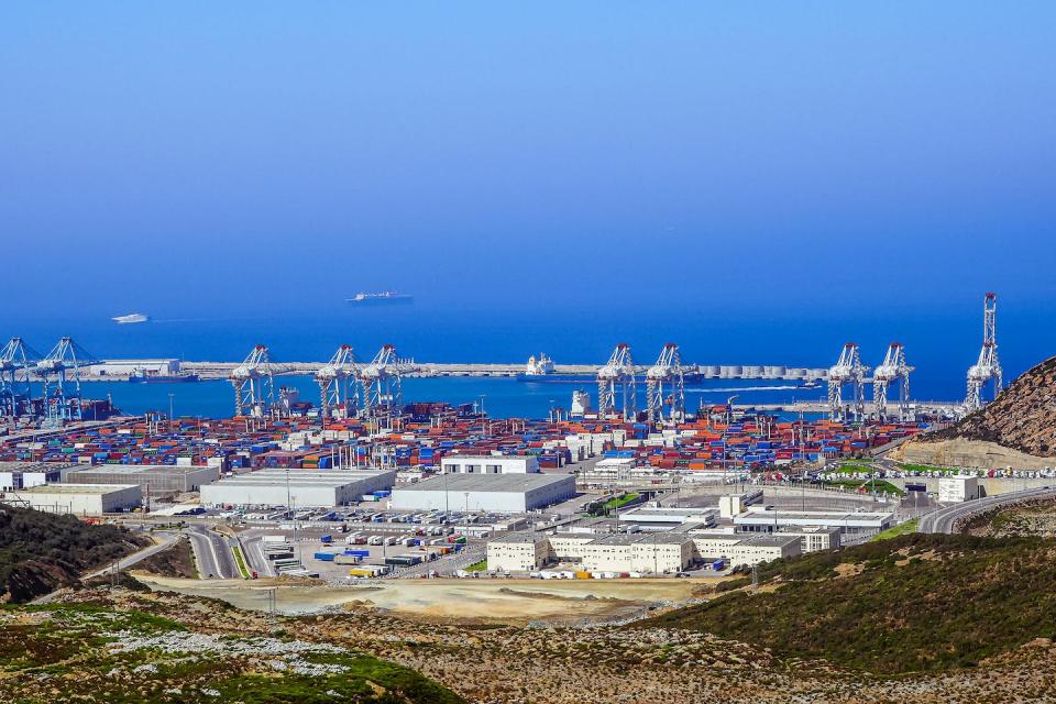 El puerto de Tánger Med (Marruecos), el más grande de África. <a href="https://www.shutterstock.com/es/image-photo/port-tangier-med-located-on-strait-1635106573" rel="nofollow noopener" target="_blank" data-ylk="slk:Shutterstock / Pierre-Yves Babelon;elm:context_link;itc:0;sec:content-canvas" class="link ">Shutterstock / Pierre-Yves Babelon</a>