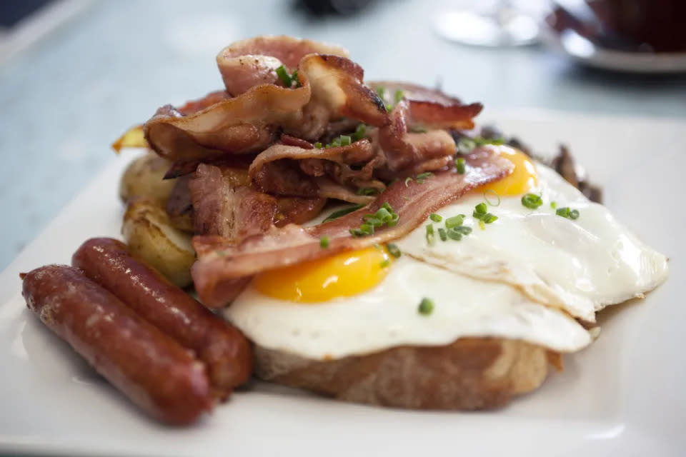 Viele glauben, dass ein deftiges Frühstück die beste Katerkur ist, aber das ist nicht der Fall. (Getty Images)