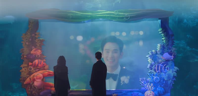 《淚之女王》金秀賢、金智媛重回求婚時的水族館。（圖／翻攝自Netflix）