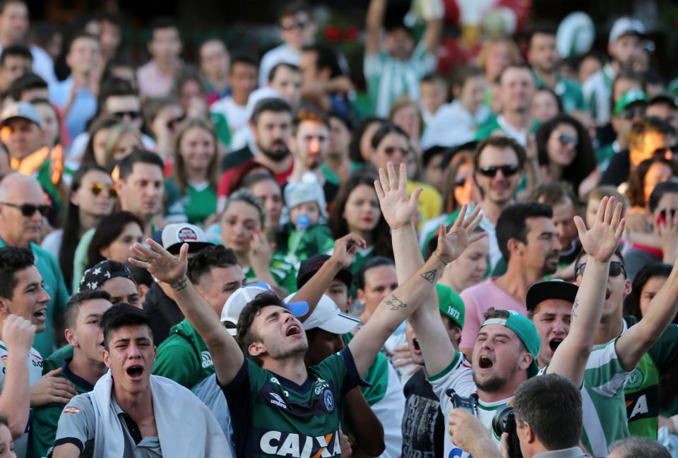 <p>Fans of Chapecoense soccer team gather in the streets to pay tribute to their players in Chapeco, Brazil, November 29, 2016. REUTERS/Paulo Whitaker </p>