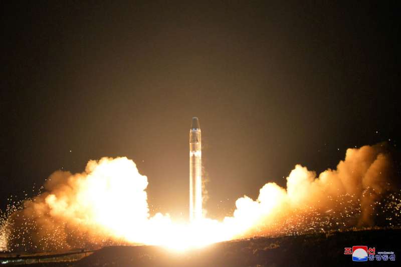 北韓官方稱飛彈「火星-15」的射程可涵蓋美國全境。圖為北韓官媒釋出照片。（美聯社）
