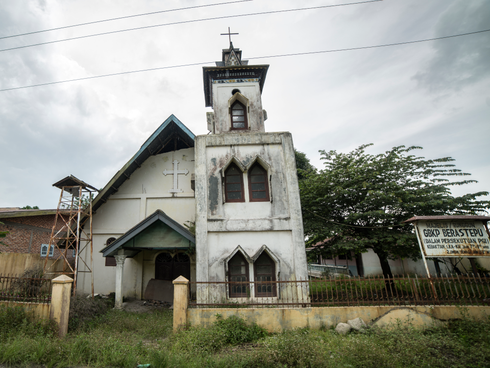 Eine verlassene Kirche in Sinabung, Indonesien.