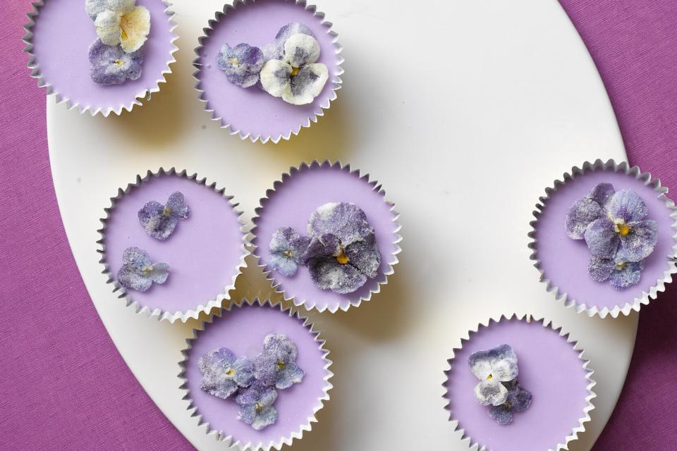 sugar flower spring cupcakes