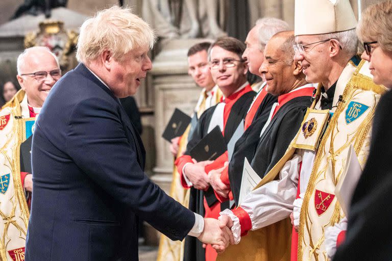 El primer ministro brit&#xe1;nico, Boris Johnson, estrecha la mano del arzobispo de Canterbury, Justin Welby, durante el servicio de acci&#xf3;n de gracias por el pr&#xed;ncipe Felipe, duque de Edimburgo, en la Abad&#xed;a de Westminster, en el centro de Londres, el 29 de marzo de 2022.
