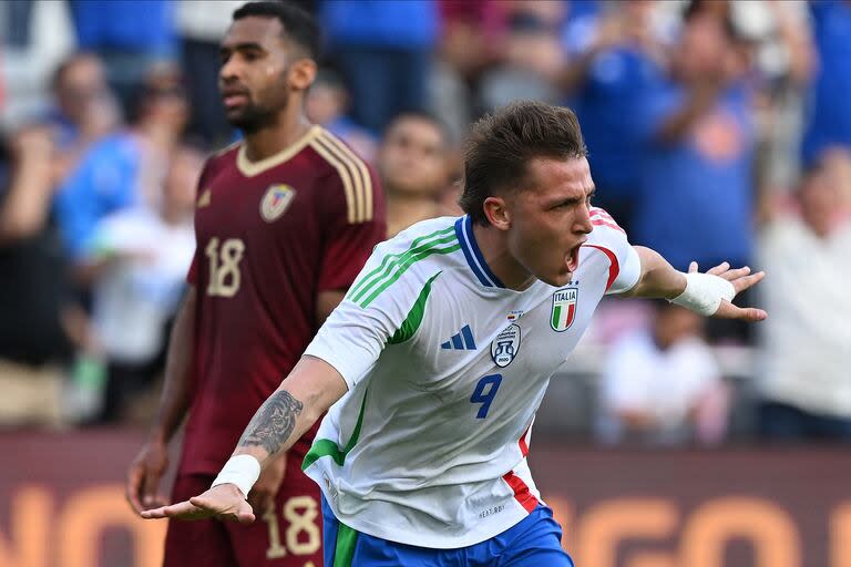 Mateo Retegui, talento argentino al servicio del seleccionado italiano, compite con Gianluca Scamacca por el puesto de centrodelantero de la Azzurra.