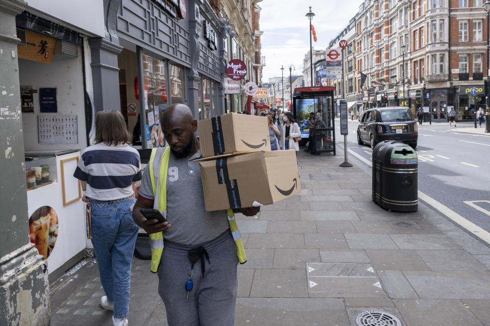 Amazon prueba las entregas de paquetes a pie y en bici en Londres. (photo by Mike Kemp/In Pictures via Getty Images)