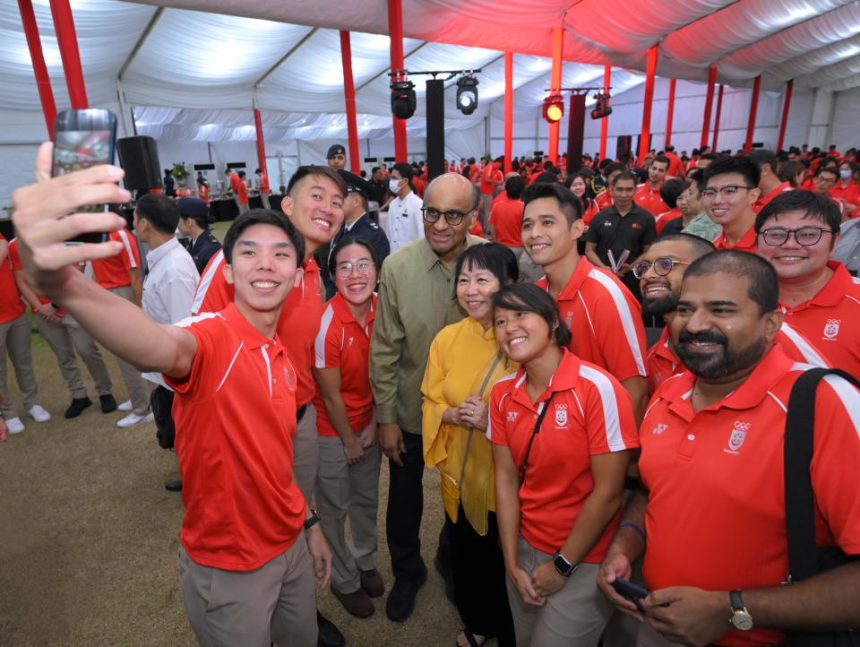 President van Singapore Tharman Shanmugaratnam en zijn vrouw Jane Itoje met atleten van Team Singapore bij de Istana-receptie.  (Foto: Sport Singapore)