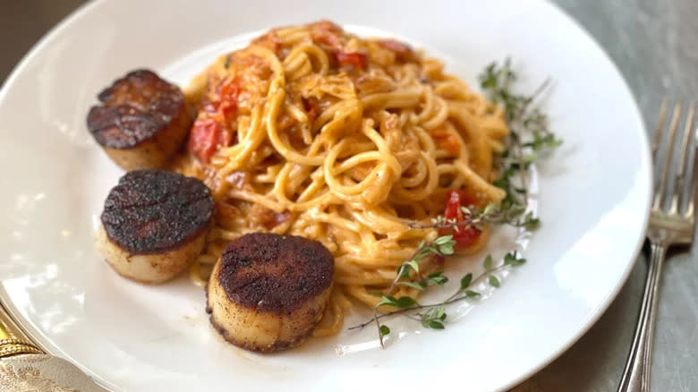 blackened scallops with spaghetti