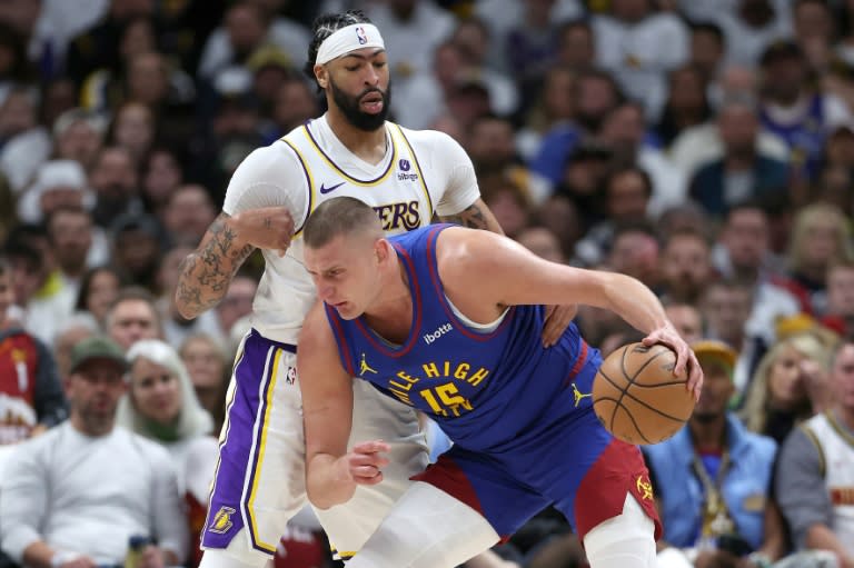 La star serbe des Nuggets Nikola Jokic face à Anthony Davis, des LA Lakers, lors du match 1 de play offs de NBA entre les deux franchises, le 20 avril 2024 à Denver (MATTHEW STOCKMAN)