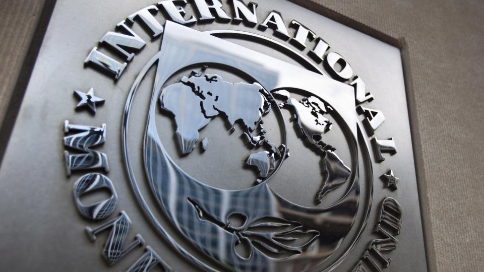 Die Schulden des südamerikanischen Landes seien inzwischen angesichts eines fallenden Wechselkurses und einer steigender Zinslast auf fast 90 Prozent der Wirtschaftsleistung angewachsen, erklärt der IWF.