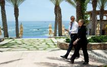 <p>Obama takes a stroll with fellow presidential front-runner Hillary Clinton. </p>