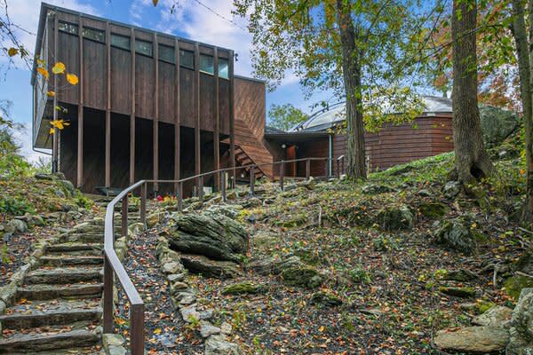 Perched in the town of Chappaqua, the 1969 residence is only a one-hour train ride from Manhattan.