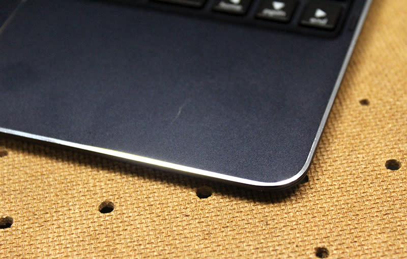 Chamfered diamond-cut  polished edges add much visual flair to the Transformer Book T100 Chi.